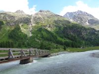 Brücke über die Ova da Roseg, Val Roseg, Pontresina, Schweiz