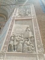 Basilika di Sant Anastasia, Relief am Eingang, Verona