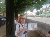 unsere Stadtführerin Daniela erzählt uns über die Altstadt von Verona