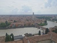 Der Blick auf die Brücke Ponte Scaligero von Borgo Trento, Verona