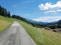 steile Auffahrt zur Brennerei Buchegger