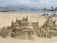 Sandburg am Strand von Port de Polenca