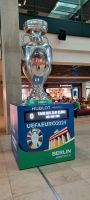 auf dem Flughafen BER Blick auf den Pokal 