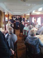 Aushändigung von Urkunden am Kapitänsdinner