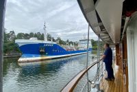 Göta Kanal Kreuzfahrt - Trollhättan Schiffsbegegnung im Schleusenbassin