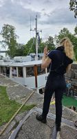 Kreuzfahrt Götakanal - Matrosin Sanne bei der Arbeit in der Schleuse
