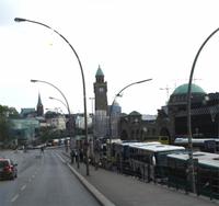 Blick zu den St. Pauli Landungsbrücken