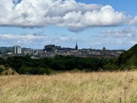 10. Reisetag – Edinburgh – Stadtrundfahrt am Vormittag – Blick vom Arthur’s Seat zum Edinburgh Castle