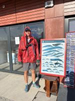 mit Regenjacke und Schwimmweste