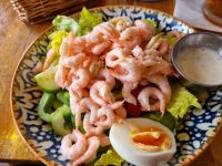 Shrimps-Salat zum Abendessen auf der Insel Vaxholm...