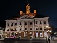 Tartu Rathausplatz am Abend