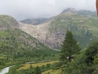 504 Fahrt mit der Furka Dampfbahn - Blick zum Bett des Rhonegletschers und zur Furkapassstraße