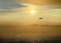 In Frankfurt am Main geht die Sonne am Flughafen unter