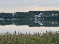 Freilichtbühne, Bad und Hotels am gegenüberliegenden Ufer des Sees 