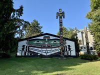 12. Tag – Victoria bis Vancouver – Langhaus mit Totempfahl in Victoria, Royal Museum of British Columbia