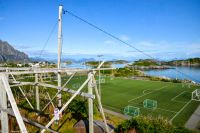 Lofoten Fischerdorf Henningsvær - Am Fußballplatz