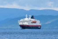 Trondheimfjord - nordwärts gehende Hurtigrute M/S Kong Harald trifft auf die südwärts gehende Hurtigrute M/S Nordlys (Postschiff) 