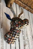 Kunst aus Bierdeckeln und zerschnittenen Dosen