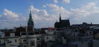 Blick von der Dachterasse auf die Stadt Brünn, Mitte: das Alte Rathaus, rechts: St. Peter und Paul Kathedrale