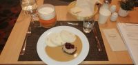 Abendessen im Hotelrestaurant - gebratenes Lendenstück in schwerer Sahnesouse mit Karlsbader Knödeln und Preiselbeeren