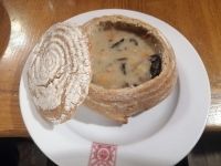 Abendbrot im Restaurant Stopkova Plzenska Pivnice: traditionelle Suppe aus Südböhmen im Brot