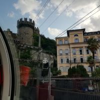 Wir unterqueren die Burganlagen von Bellinzona