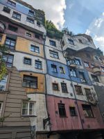 eines der typischen Hundertwasserhäuser