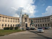 Teil der Hofburg, davor Denkmal von Prinz Eugen