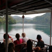 Wir setzen unsere Fahrt mit einem Boot fort