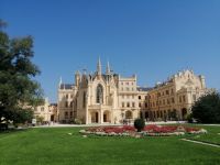 Blick auf das Gothikschloss Lednice - Eisgrub, Südmähren