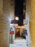 Budva in der Nacht