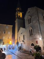 Budva in der Nacht