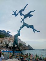 Kunstinstallation am Hafen von Amalfi
