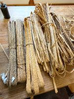 Fertig geflochtene Schnüre bilden die Grundlage für einen Strohhut
