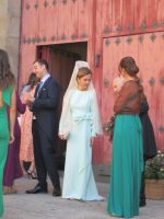 die Brautmutter vor der Kathedrale