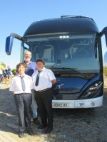 hervorragende Busfahrerinnen: Paula und Belinda mit Reiseleiter Mario