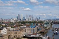 Dog Island (Hundeinsel) und Canary Wharf (Kanarenwerft) von der Tower Bridge gesehen.