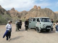Wanderung im Charyn-Canyon: Fahrt mit der 