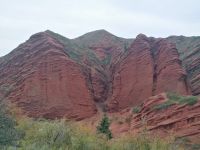 Rote Felsen in der Jety-Oguz-Schlucht