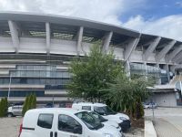 Gegenüber befindet sich das Fußballstadion