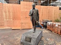 16. Tag – Stadtrundfahrt/-gang in Victoria – Helmcken-Statue vor dem eingezäunten Helmcken House