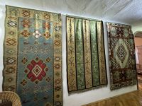 Von den Nonnen in Handarbeit hergestellte Teppiche im Klostermuseum 