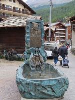 250 Zermatt - Altzermatt - Brunnen in Erinnerung an Ulrich Inderbinen