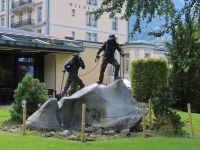 390 Panoramafahrt von Zermatt nach Interlaken - Stopp in Meiringen - Denkmal für Bergführer