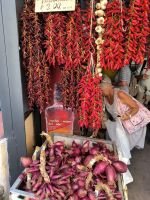 Tropea. Cipolle rosse und Peperoncini