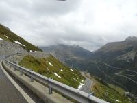 Fahrt zum Grimselpass mit Blick auf das Tal der jungen Rhone