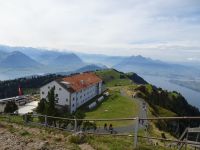 ... Blick vom Gipfel über das Rigi-Kulm-Hotel ...