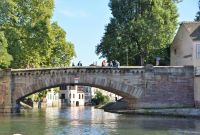 an alten Brücken vorbei