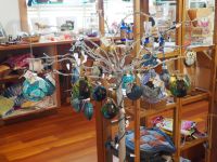 P8280163.JPG, McBride mit seinem kuriosen Souvenirshop, hier gibt's Weihnachtskugeln