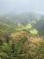 die steilen Kraterwände sind zu erkennen